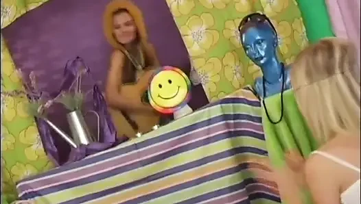 Dua gadis remaja sange dengan toket aduhai lagi asik masturbasi memek sempitnya pakai dildo