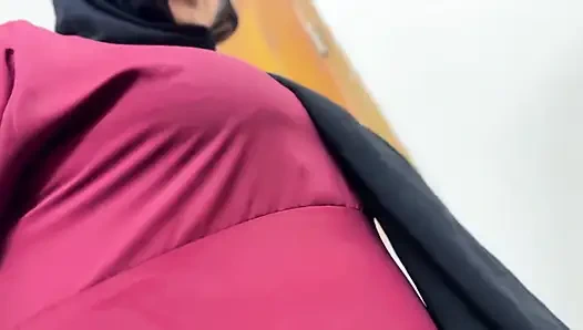 Arabisches schönes hotelmÃ¤dchen putzt mein zimmer &ich sehe ihren riesigen arsch und riesige möpse