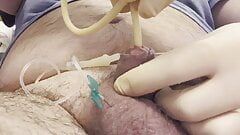 Een grote katheter in een kleine pik met grote ballen steken