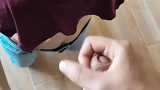 Wir gingen in ein haus und ich bat ihn, mich zu lutschen und er schluckte meine milch