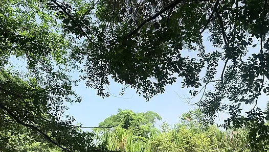 У меня жёсткий секс с молодым неизвестным латиноамериканцем на улице после того, как я увидела меня голой на реке