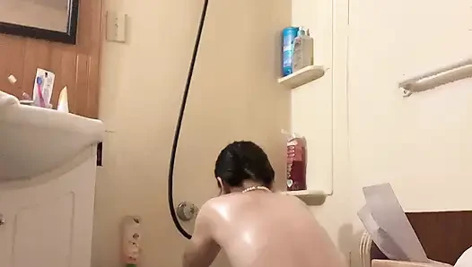 Tubuh mungil dengan memek berbulu hana di kamar mandi basah
