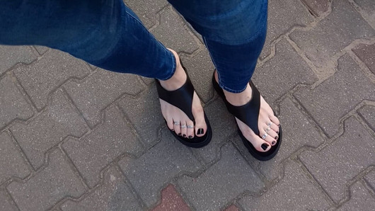 Ich gehe herum und zeige meine füße in sexy plattform-flip-flops