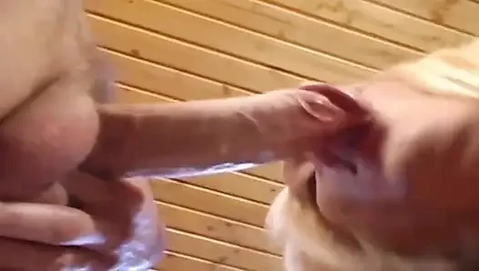 Blondes schätzchen weit gedehnt von pulsierendem schwanz in schlampiger action