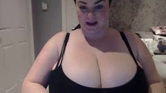 Una chica muy guapa con un enorme pecho en la webcam