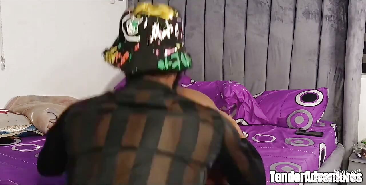 Tiernamente me despertó con su gran polla negra dura