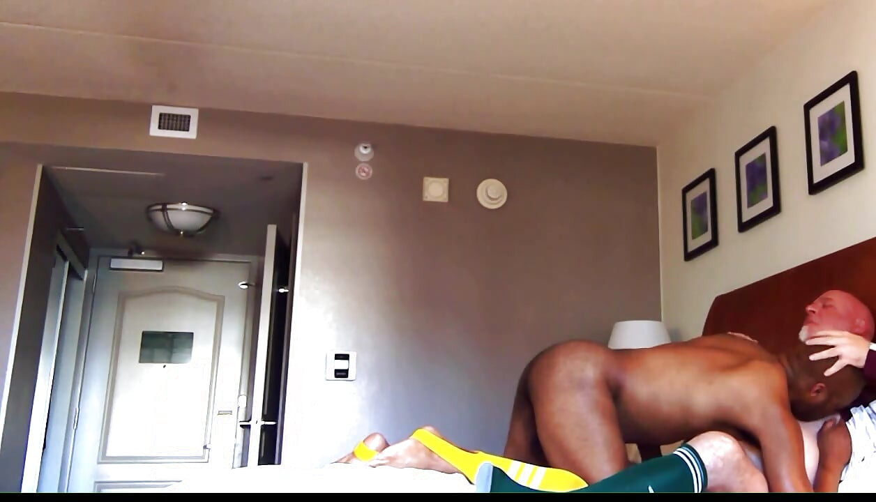 Kennie Jai Gets Massaged From Coach