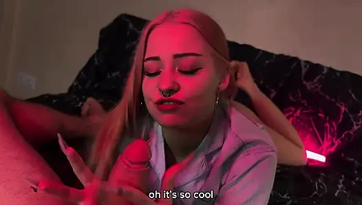 18 летняя девушка с розовыми волосами изменяет парню, говоря с ним по телефону