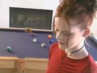 Elizabeth douglas jugando al billar con un mentol marlboro.