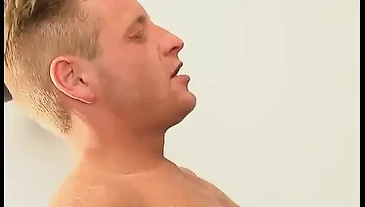 Casting, brünette milf lutscht schwanz und wird im retro-video hart gefickt