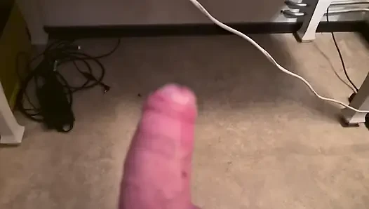 Arkadaşım sandalyeye oturuyor ve video izlerken yarağını sıvazlıyor
