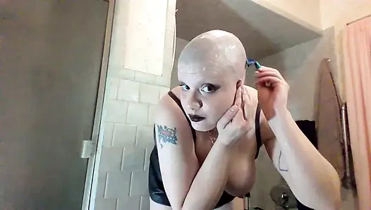 Browless vızıltılı kaltak tamamen kel oluyor ve sert boşalıyor