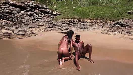 Ngentot memek latinku di pantai