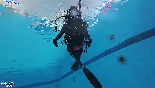 Pelatihan budak scuba bawah air - didominasi dengan rantai & wetsuit edging