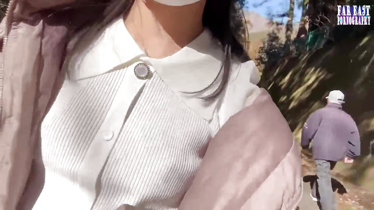 Kalabalık gözlerin dik uçlarında ateşli, sıkı bir tepenin ateşlendiği çıplak meme yürüyüşü faz.3