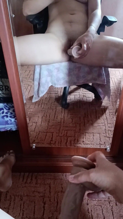 Sozinho em casa em frente ao espelho, masturbação em primeiro plano com um vibrador | Clipe 1