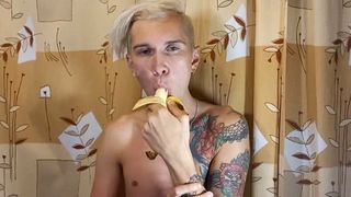 Süßer Junge isst gierig eine Banane