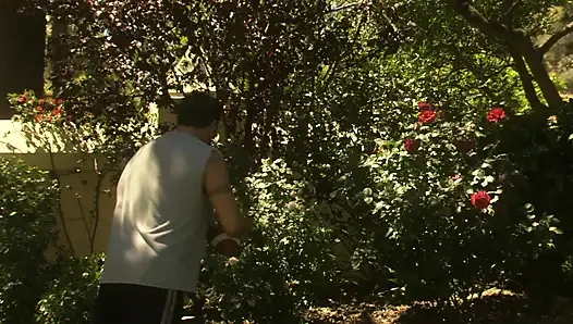 Büyük memeli esmer bebek açık havada sert yarağa biniyor