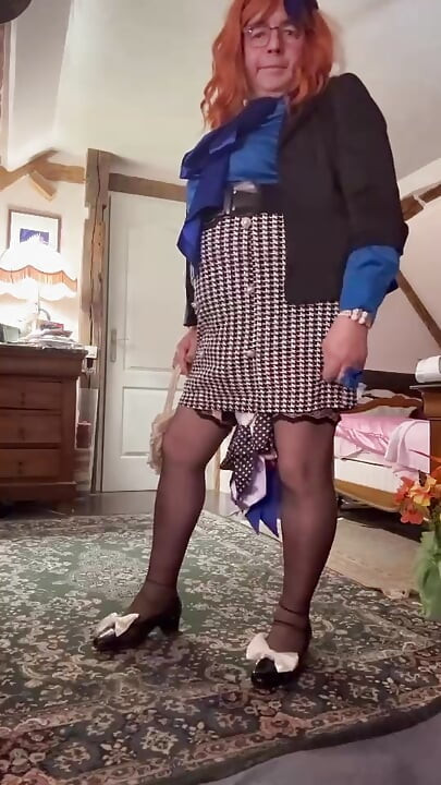 Pakai rok sekretaris untuk makan malam