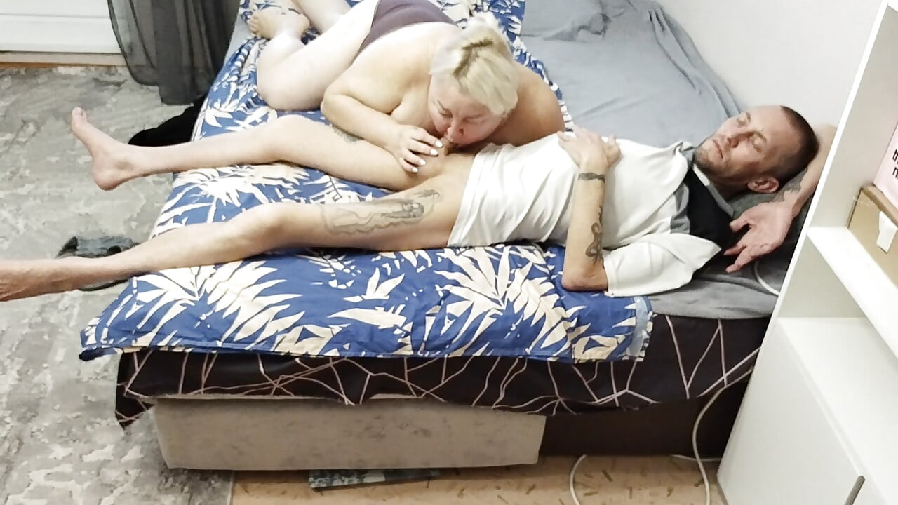 Gozando do boquete profundo de uma namorada