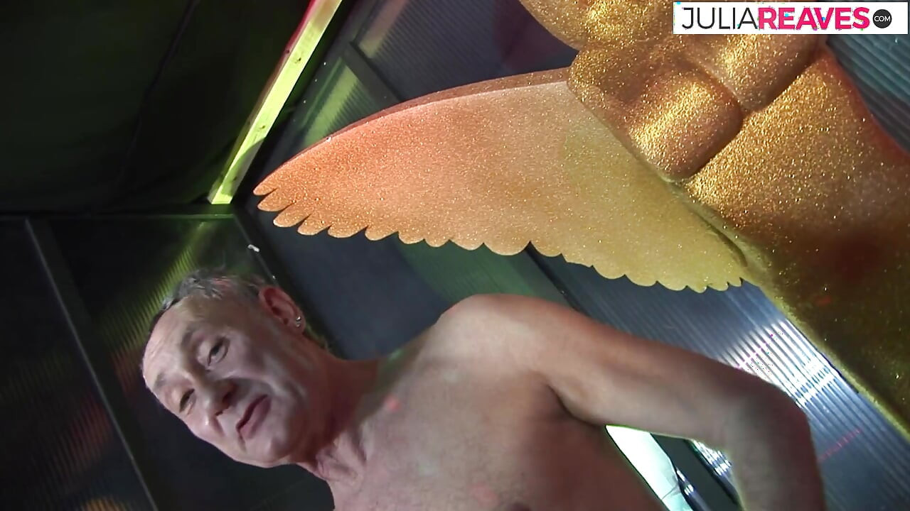 Fetele sexy sunt futute de pule monstru după o muie adâncă în gât