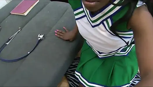 Cewek seksi kulit hitam lagi asik nyepong kontol besar sebelum dientot habis-habisan