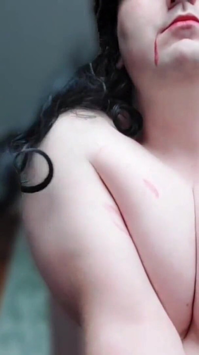 Uzbudljiv trenutak iz "Lijepe slatke plavuše femboy vampirice koja sjaji pod suncem kao u filmu Sumrak Vampiri i"