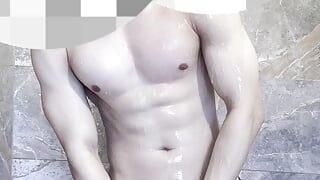 Chico asiático de músculo suave se ducha en ropa interior blanca y luego se masturba