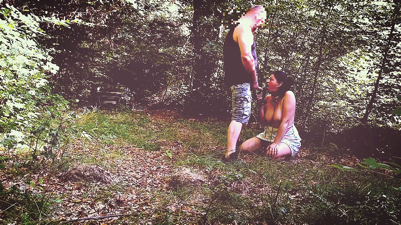 顺从的妻子在森林里训练