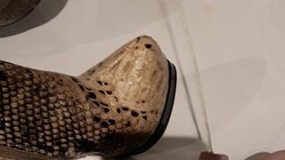 Seksi yılan derisi topuklu çiş ve boşalmak