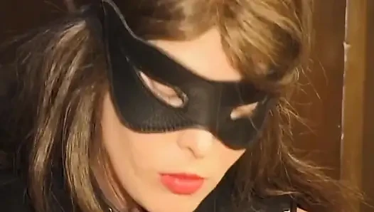 Zincirli olgun esmer orta yaşlı seksi kadın meme ucu ağırlıklarına katlanıyor ve şaplak atıyor