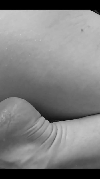 私のケツの穴は、大きくて巨大なチンポに伸ばされるのがとても飢えていました
