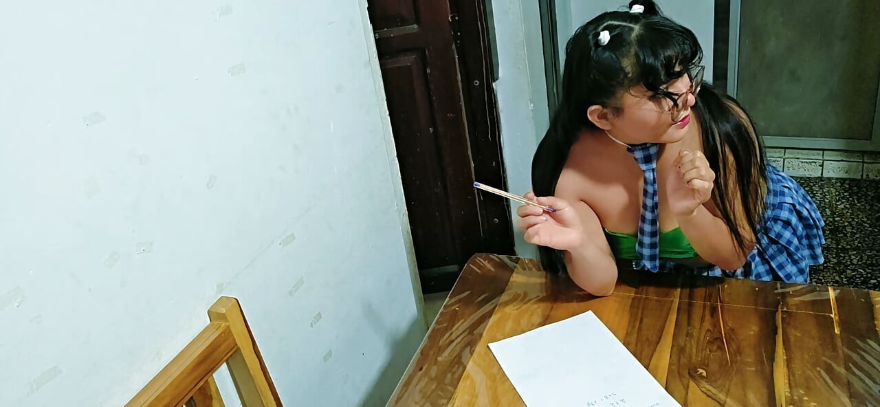 Padrastro árabe llega a casa y encuentra a su hijastra haciendo su tarea (amateur)