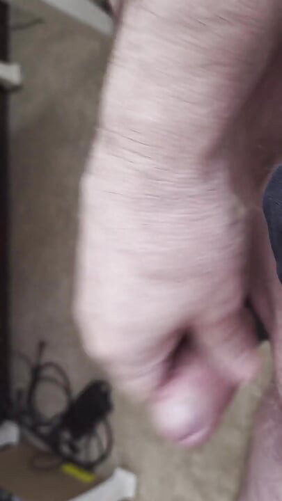 Teman saya duduk di kursi dan menyentak penisnya sambil menonton Vidio sampai dia orgasme