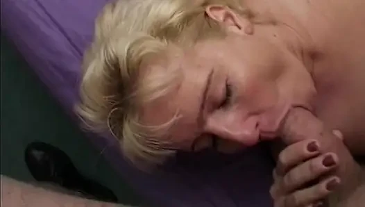 Azgın sarışın orta yaşlı seksi kadın parmaklanıyor ve patlayıcı orgazm için oyuncakla sikiliyor