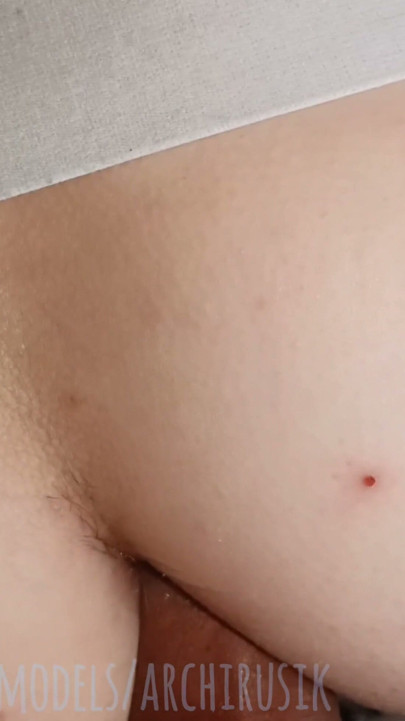 Cum için bir prezervatif olmadan bir korkak femboy ile genç bir delik becerdin | Klip 1