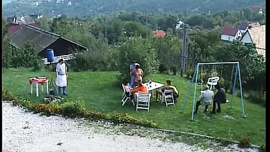Pelacur Jerman dewasa berbagi kontol di pesta seks luar ruangan yang panas
