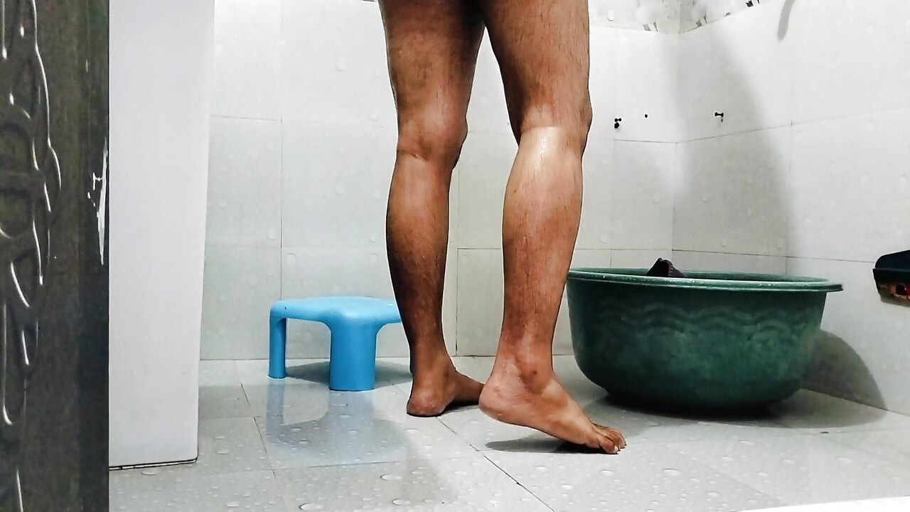 Horney garoto tomando banho e brincando com pau