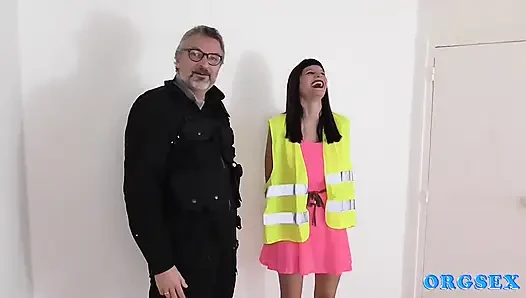 Menampar rompi kuning