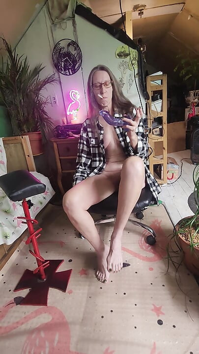 Goode Girl Sneaks Into Hubby's Ink Studio for JOI