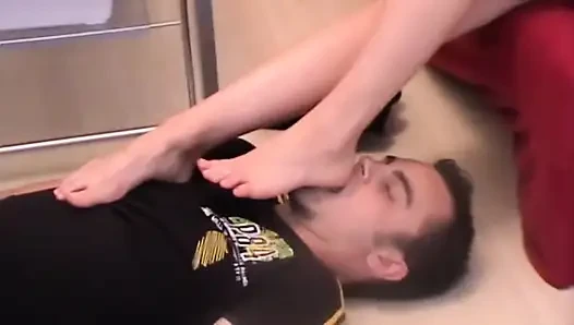 Bescheidener sklave liegt unter herrin, füßen in strümpfen