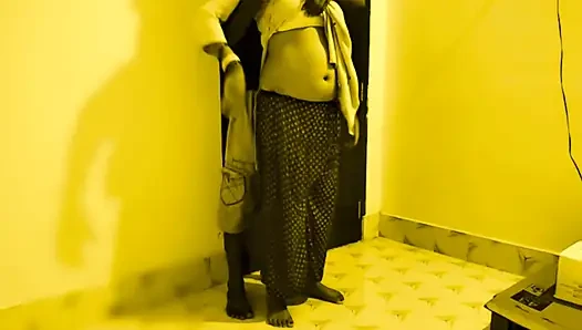 Desi ibu rumah tangga seksi yang luar biasa selingkuh dari suamimu untuk menyetubuhi saudara tirinya yang lebih muda dengan kontol besar.