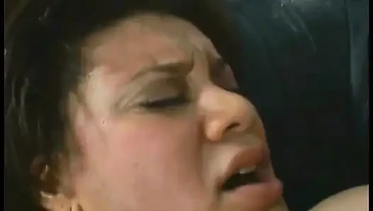 Mädchen mit riesigem arsch lutscht einen harten schwanz, bevor doggystyle auf einer couch gefickt wird
