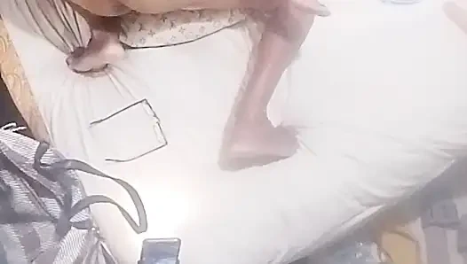 Wanita di tempat tidur bagian 1