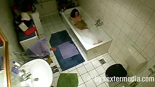 MILF melakukan kebersihan diri di kamar mandi