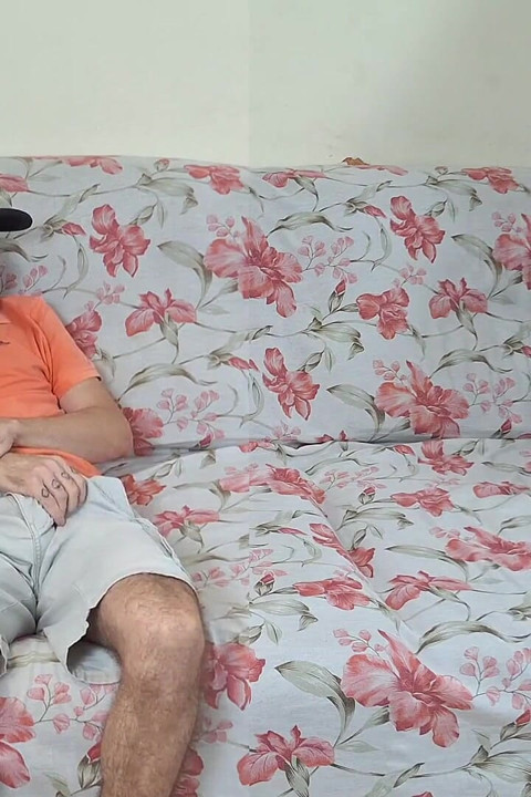 我淫荡的妻子和我的朋友在我身边欺骗了我