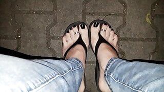Ik laat mijn geweldige voeten zien in zeer sexy platformslippers