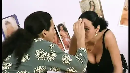 Son derece azgın ve doğal olarak büyük sarkık göğüsler, büyük meme uçları