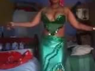 Сексуальная арабка-египтянка с большими сиськами танцует