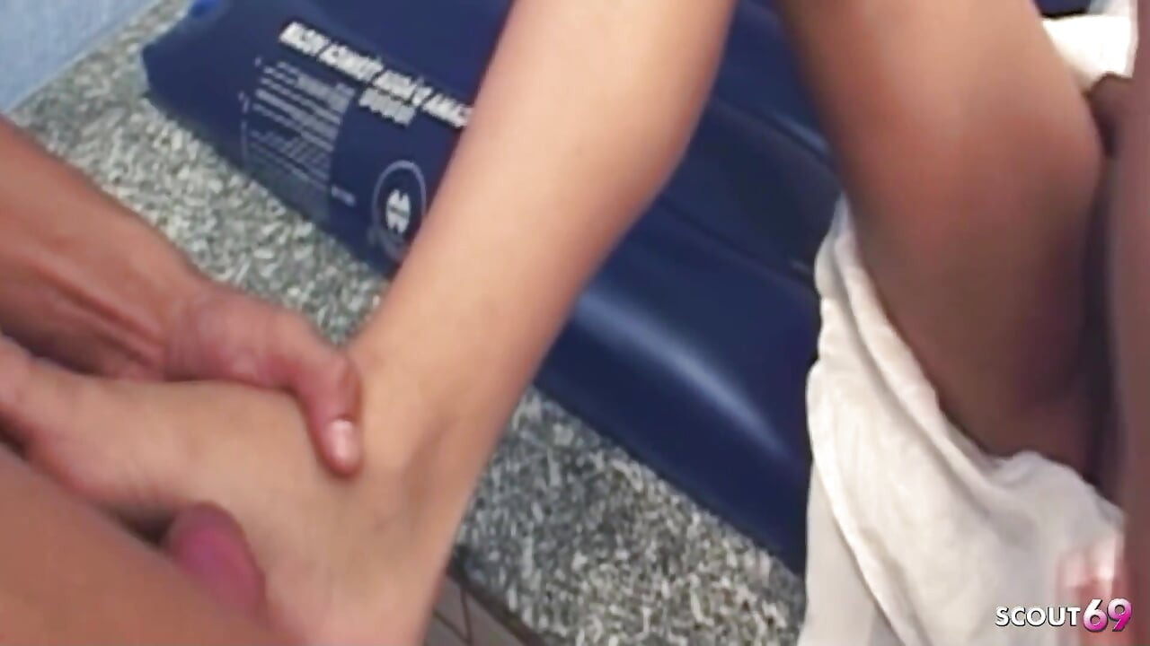 欲求不満の大きな胸のトランスジェンダーが初デートで彼女のきついアナルで突かれる